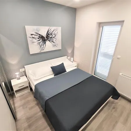 New Papillon * Makarská